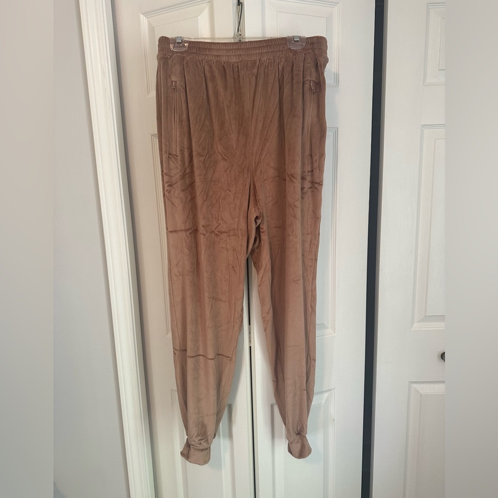 SKIMS velvour joggers in Clay